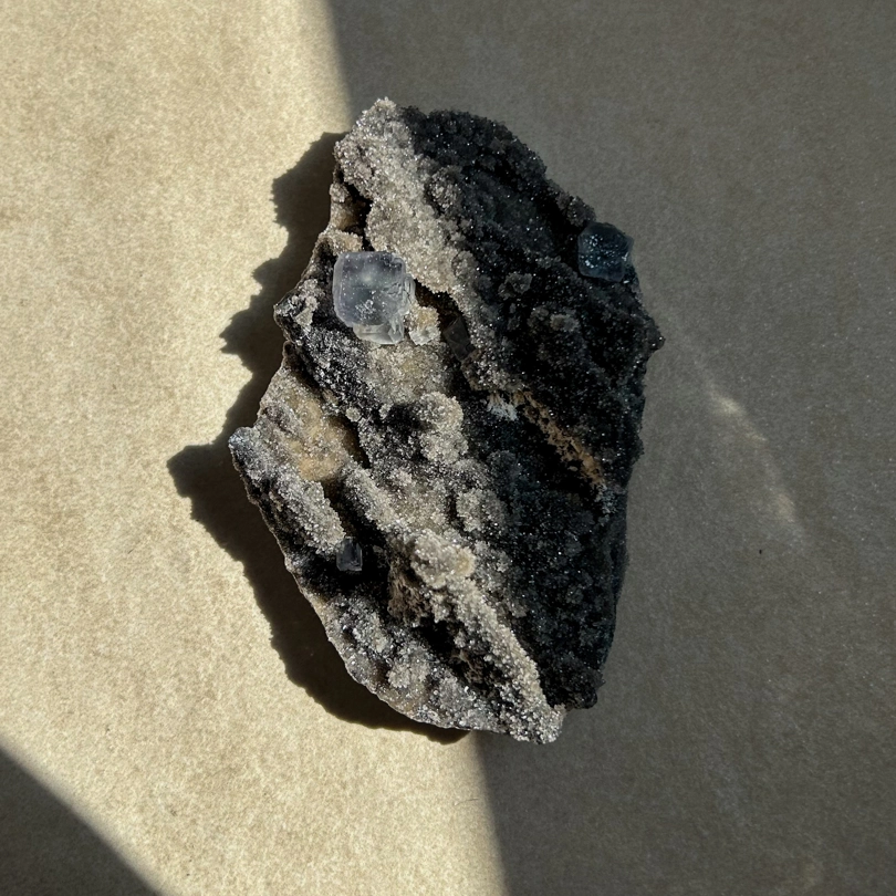 Calcedonio nero con Fluorite blu cubica